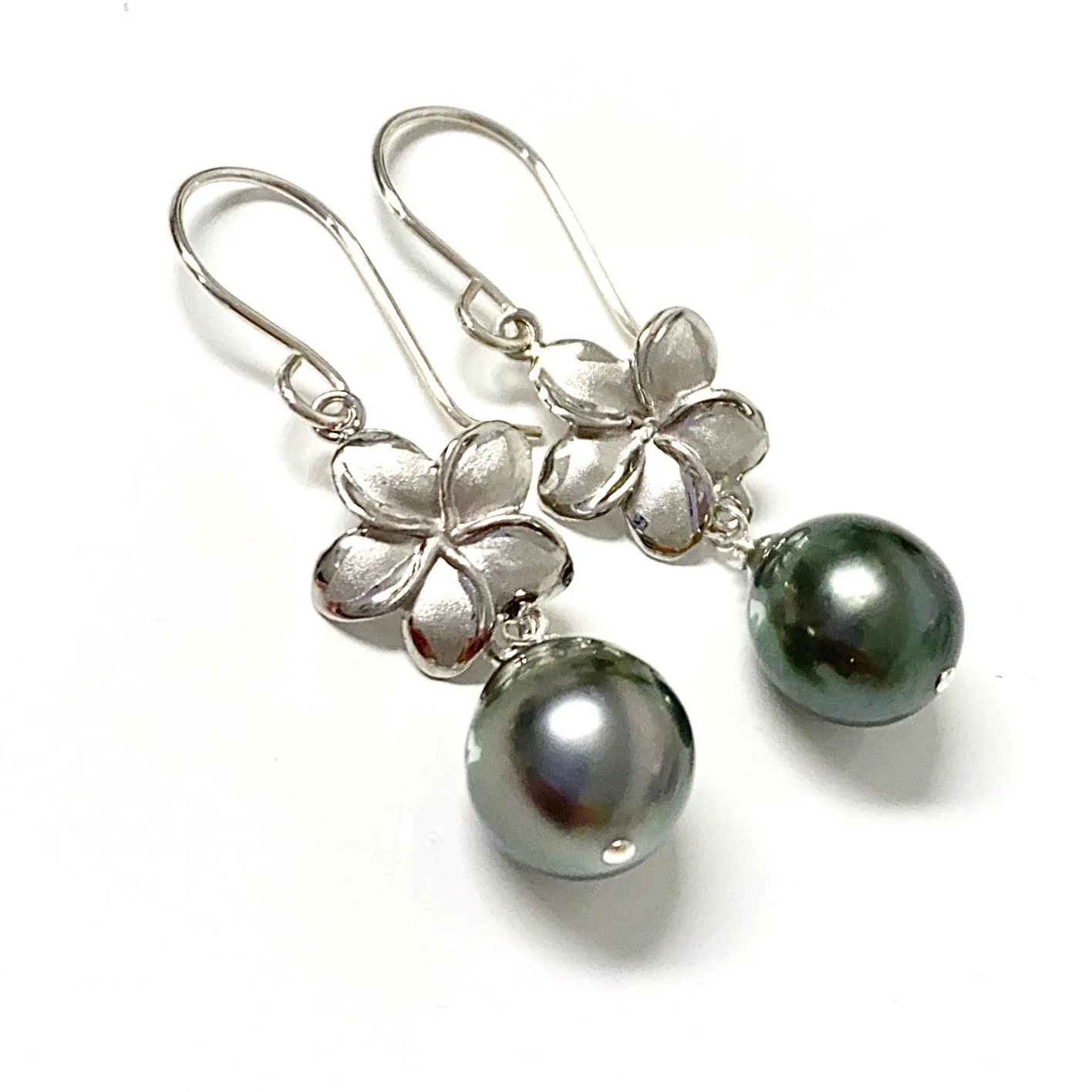 Plumeria dangle earrings - tahitian pearls (E515)